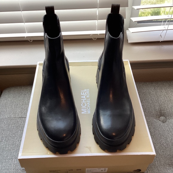 MICHAEL MICHAEL KORS Women's Rowan Pull-On Ankle Chelsea Booties, size 9, $260 - Picture 3 of 13